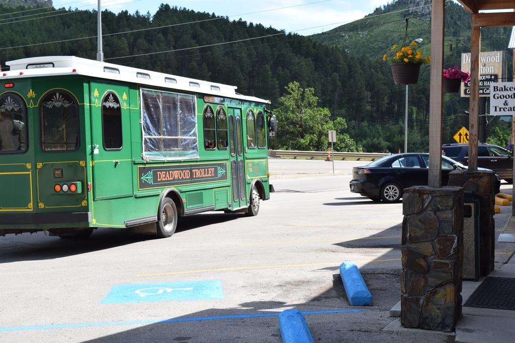 Deadwood Station Bunkhouse And Gambling Hall Exterior photo