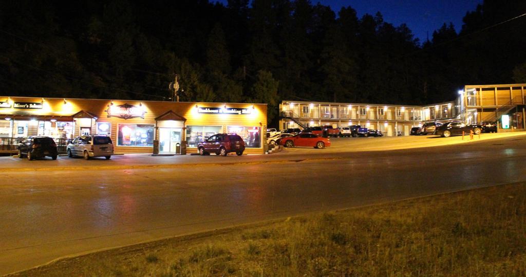 Deadwood Station Bunkhouse And Gambling Hall Exterior photo