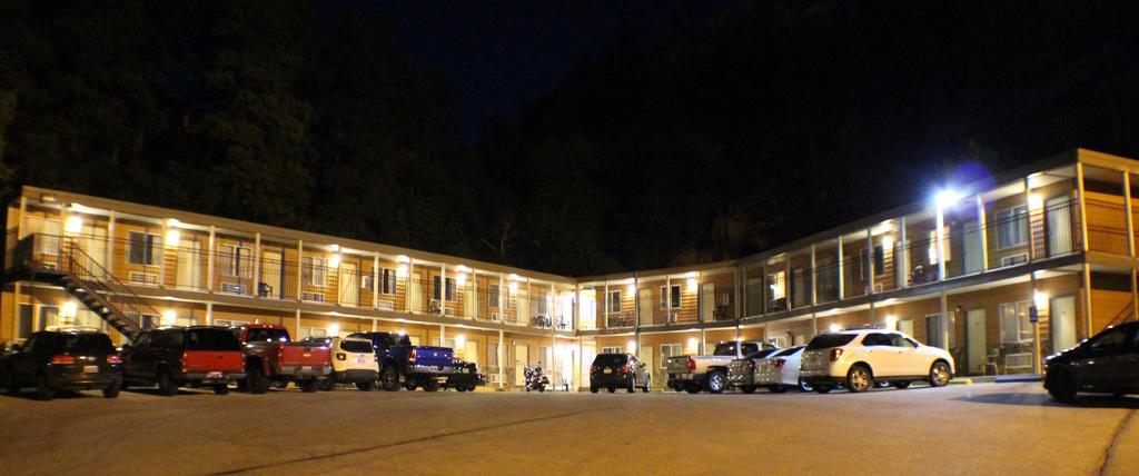 Deadwood Station Bunkhouse And Gambling Hall Exterior photo